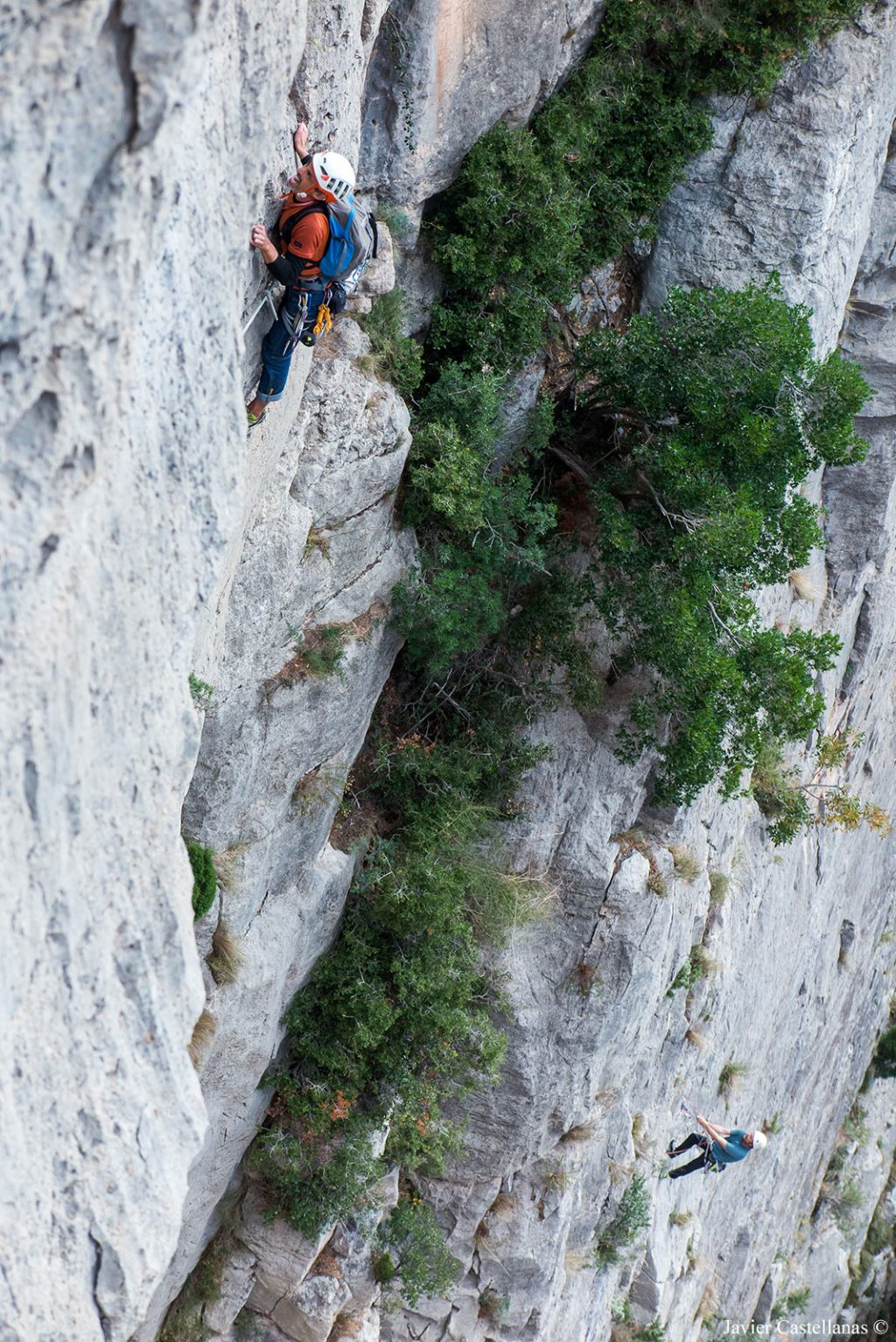 Escalando Pericondrio Tragal en la Pared del Estrecho, Montanejos