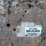 Placa en el pie de vía