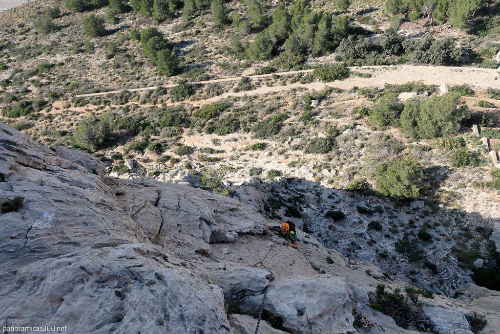 Javi escalando el segundo largo del Espolón Limaban en la Sierra de Toix
