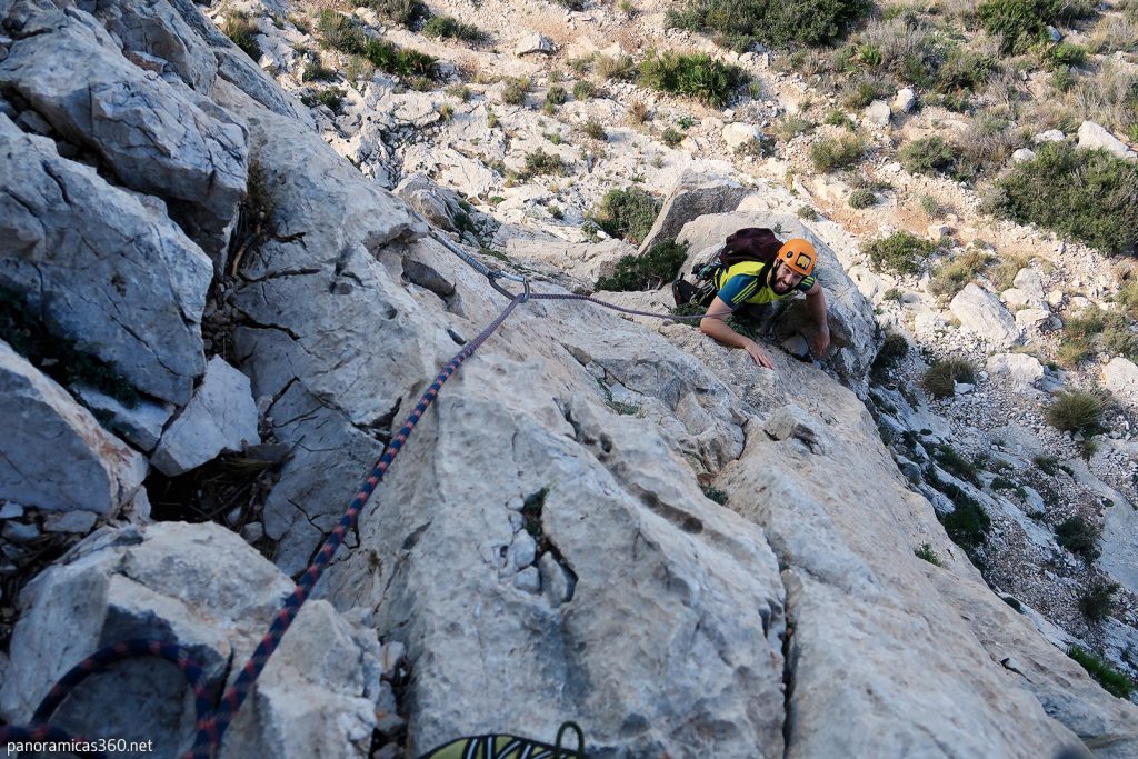 Javi escalando el primer largo del Espolón Limaban en la Sierra de Toix