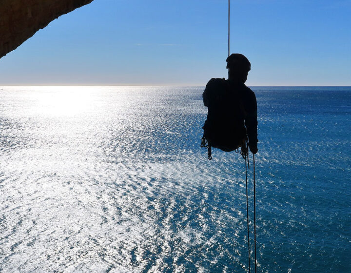 Rapel de acceso a la vía Parle con el Mediterráneo de fondo