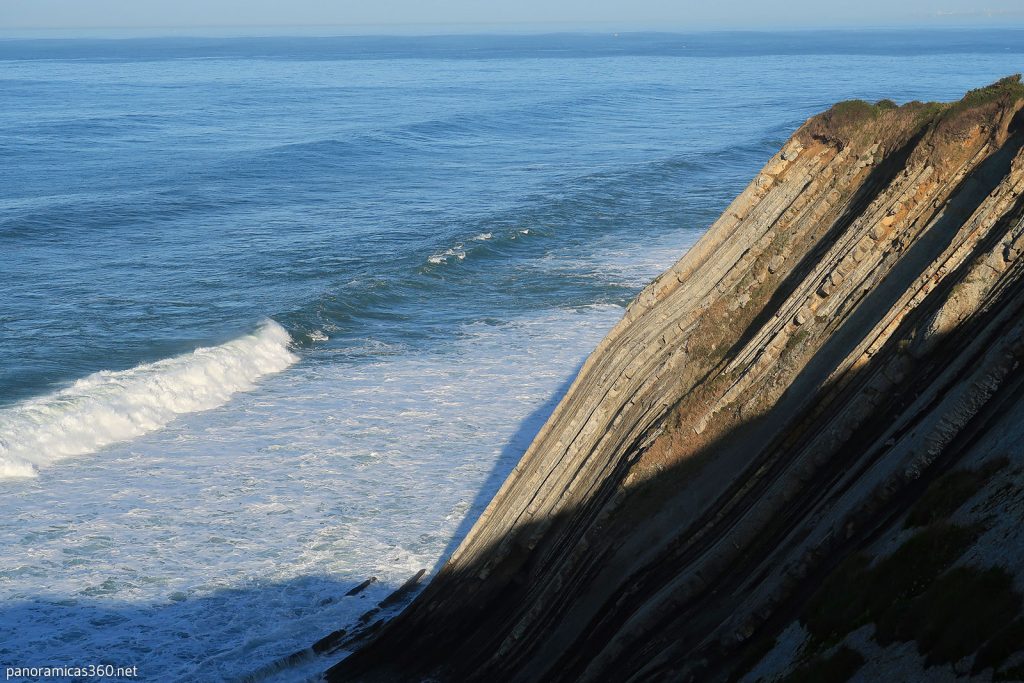 Acantilados de flysch en el Sendero del litoral