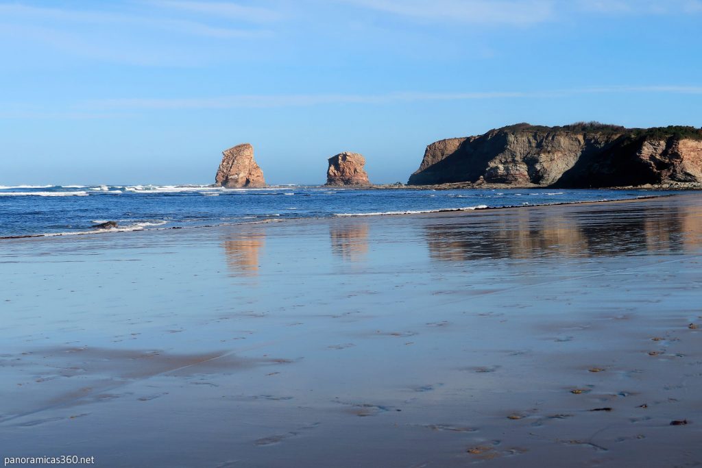 Las Gemelas en la playa de Ondarraitz (Hendaya)