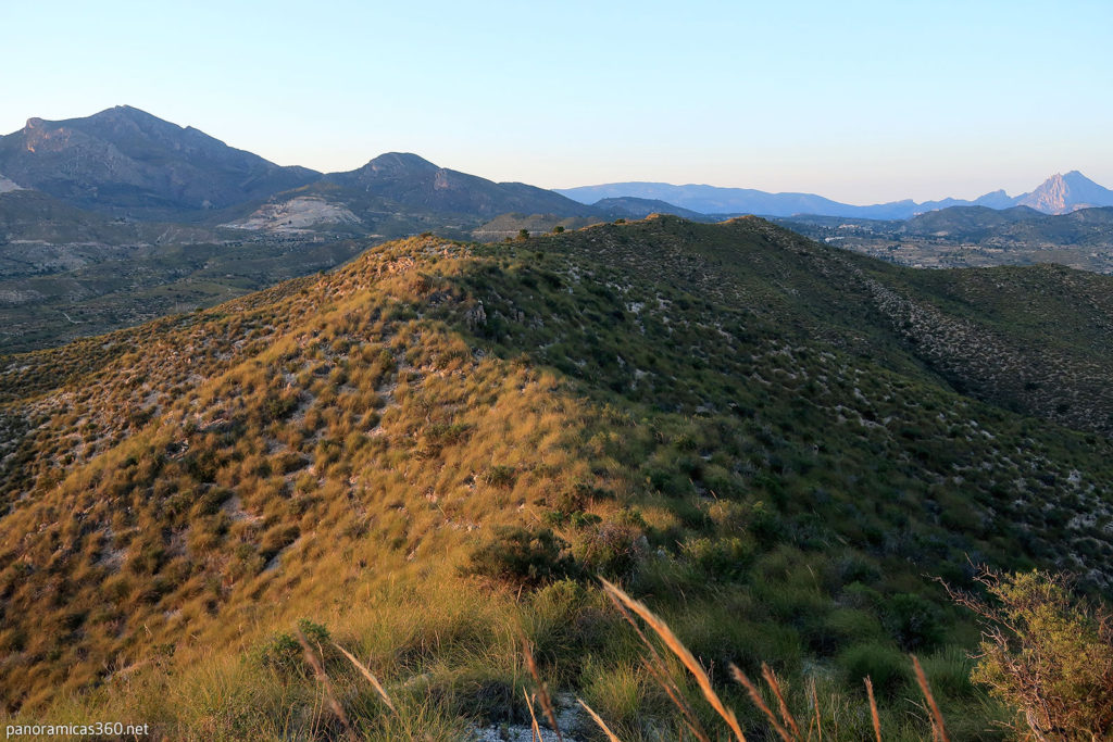 Cordal de la Sierra Ballestera. Cabeçó d´Or, Aitana y Puig Campana detrás