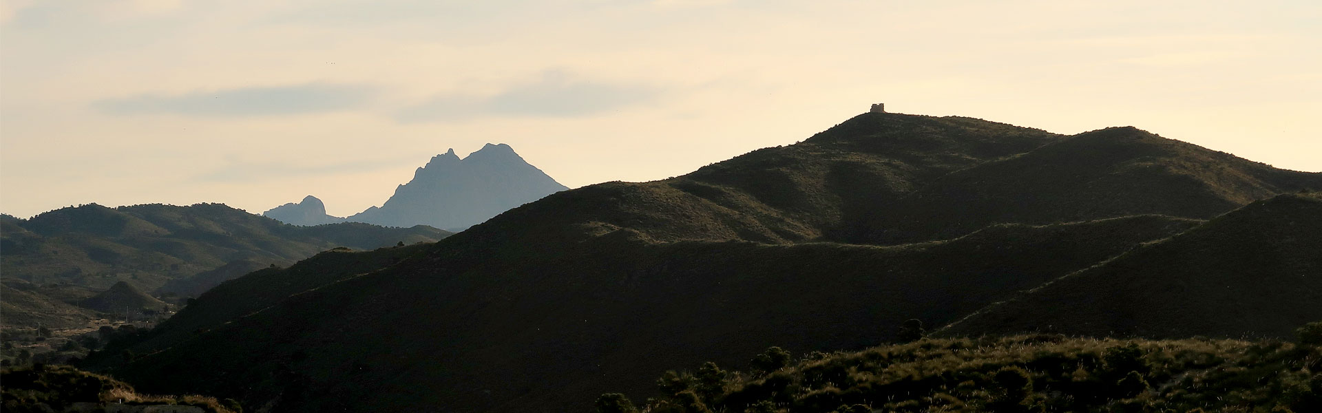 Lomas de Xixi en primer término. Puig Campana y Ponoig detrás