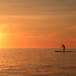 Paddle surf al amanecer frente a la playa de Carrer la Mar