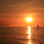 Paddle surf al amanecer con la Sierra Helada detrás