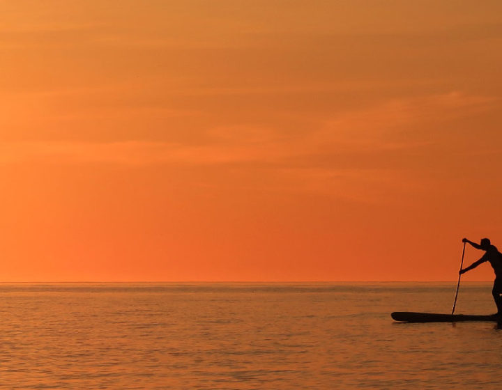 Paddle surf frente a la playa de Carrer la Mar en El Campello