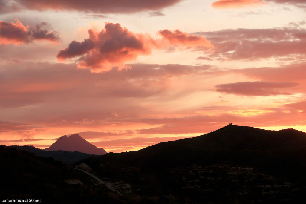 Puig Campana y Lomes de Xixí vistos al amanecer desde el SL-CV 93
