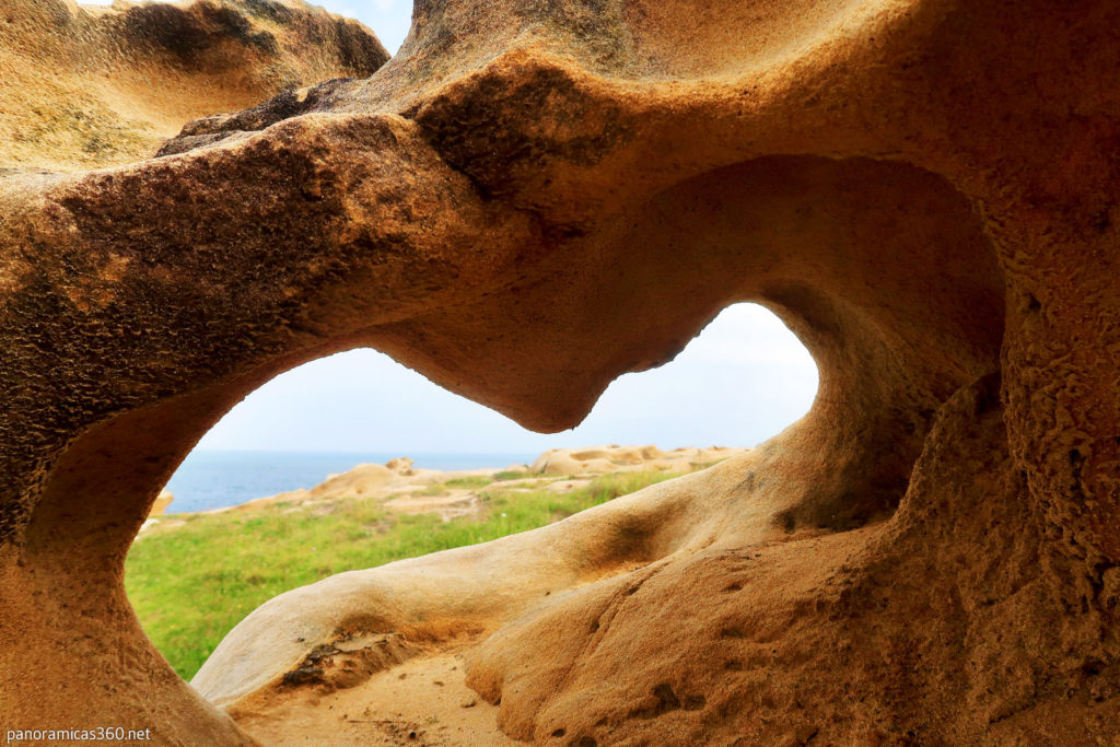 La arenisca forma curiosas oquedades en la roca