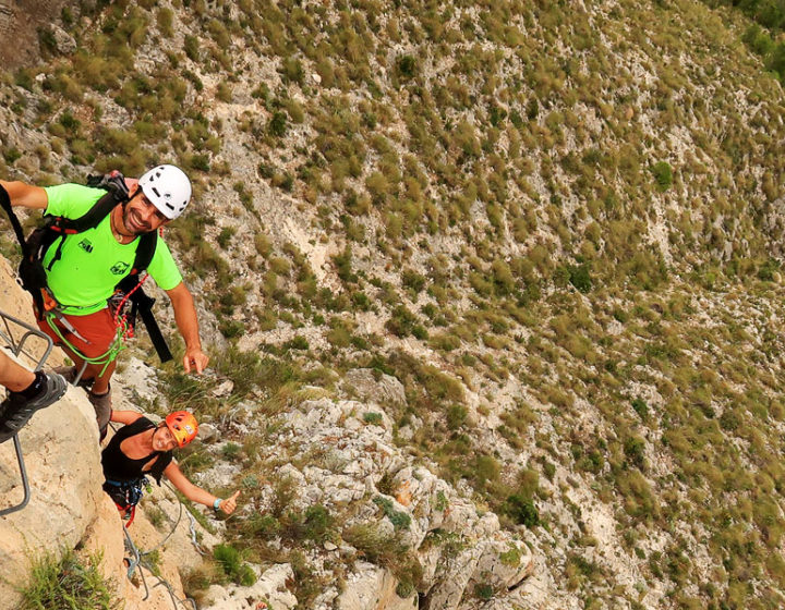 Escalando la ferrata del Ponoig