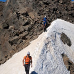 Cruzando un nevero en la cresta poco antes del pico Espadas