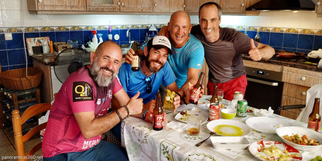 Los cuatro amigos tomando unas cervezas y aperitivos