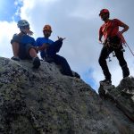 Óscar y Javi en la cumbre del pico Ramougn con uno de los chicos de Ibi