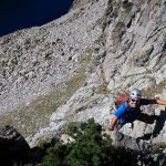 Óscar en el diedro del primer largo