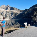 Óscar observa los Picos Tres Consejeros, Néouvielle y Ramougn desde la presa de Cap de Long