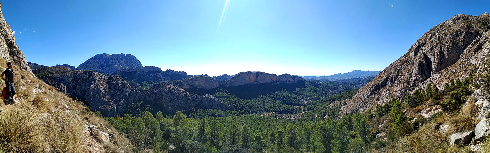 Panorámica del barranc de l´Arc, el Puig Campana, els Castellets y las paredes de Rosalía y Tamarfaig