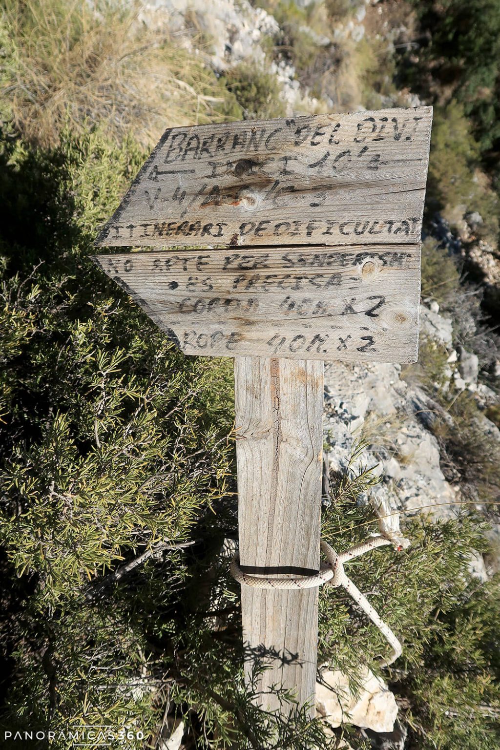 Señal de madera con indicaciones sobre el barranc de les Perxes