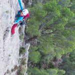 Aída escalando el primer largo