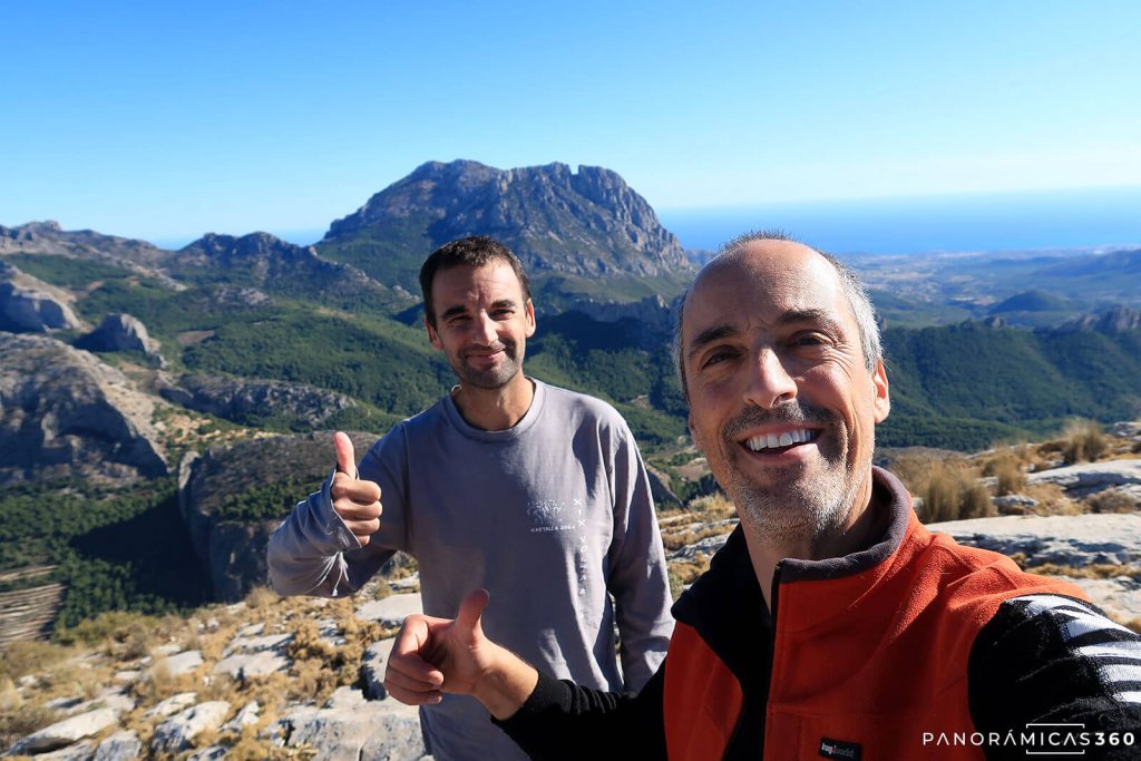 Manu y yo en la cumbre del Peñón Divino. Puig Campana y Mediterráneo detrás