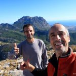 Manu y yo en la cumbre del Peñón Divino. Puig Campana y Mediterráneo detrás