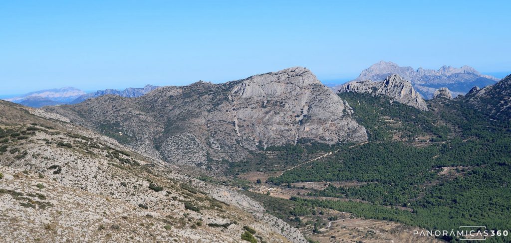 Montgó, Penya Roc, y Sierra de Bernia desde la cumbre del Peñón Divino