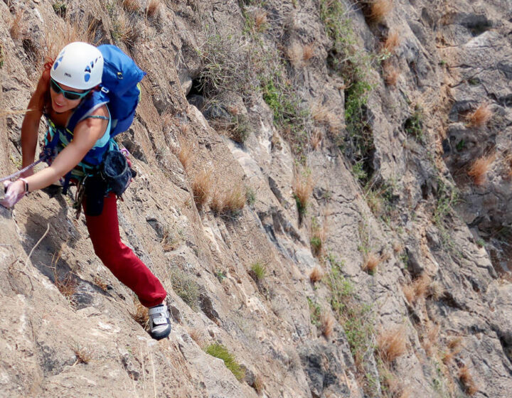 Directísima (Pared Negra de Orihuela). Aída escalando el primer largo