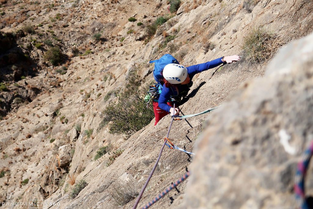 Aída en el tercer largo de la Directísima (Pared Negra de Orihuela)