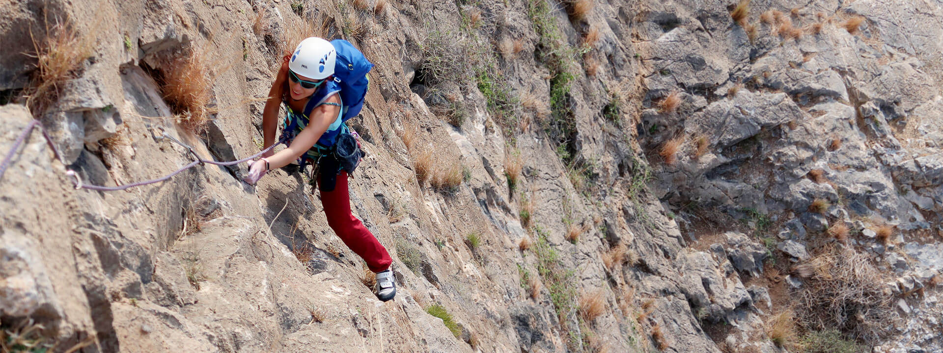 Directísima (Pared Negra de Orihuela). Aída escalando el primer largo