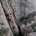 Javi escalando los primeros pasos del primer largo