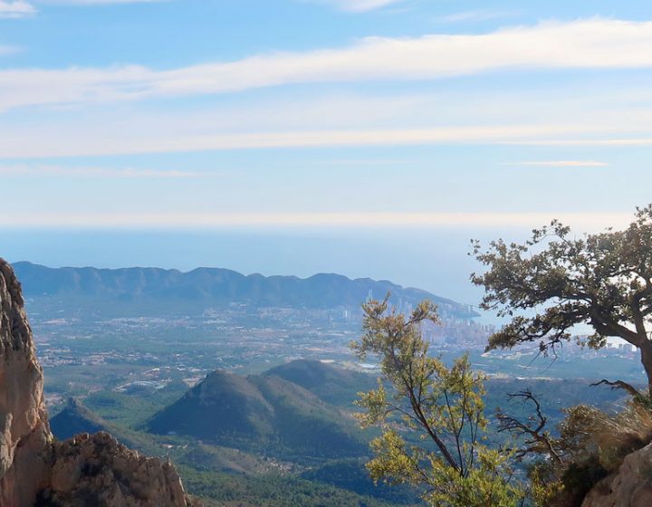 Trepando los primeros resaltes que conducen al Pic Prim y El Portell en el Puig Campana