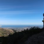 Manu observa el Peñón de Ifach, el Morro de Toix y la Sierra Helada desde el PR-CV 289