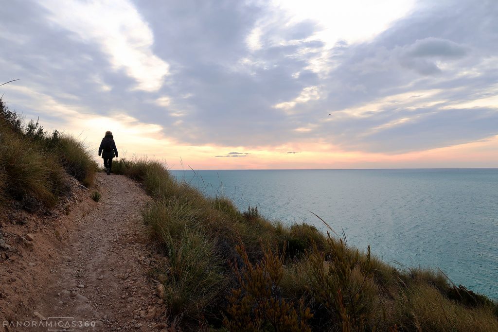 Caminando por la Colada de la Costa en Villajoyosa. El mar Mediterráneo a nuestro lado