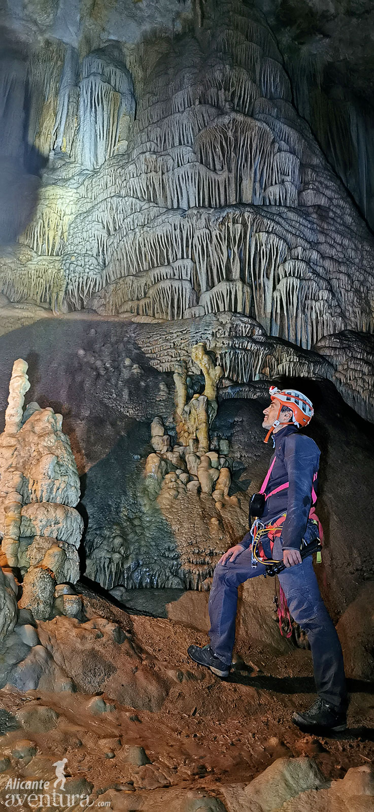 Observando las formaciones en el interior del Avenc Ample (Vall d´Ebo)