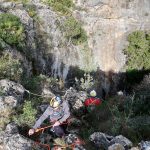 Vicente y Paco preparando la vía de descenso