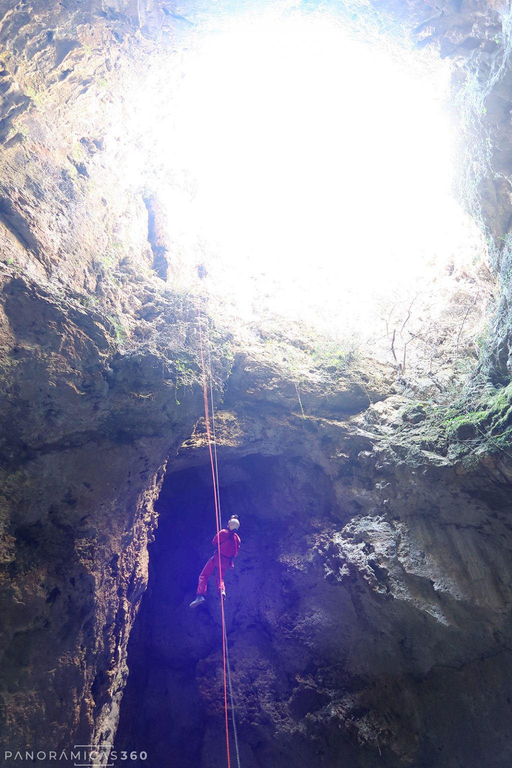 Rosana asciende por la cuerda fija en el Avenc Ample