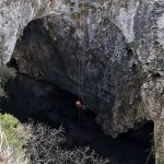 Rosana se interna en la profundidades del Avenc Ample