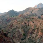 Barranco de les Salines con la Penya del Migjorn detrás