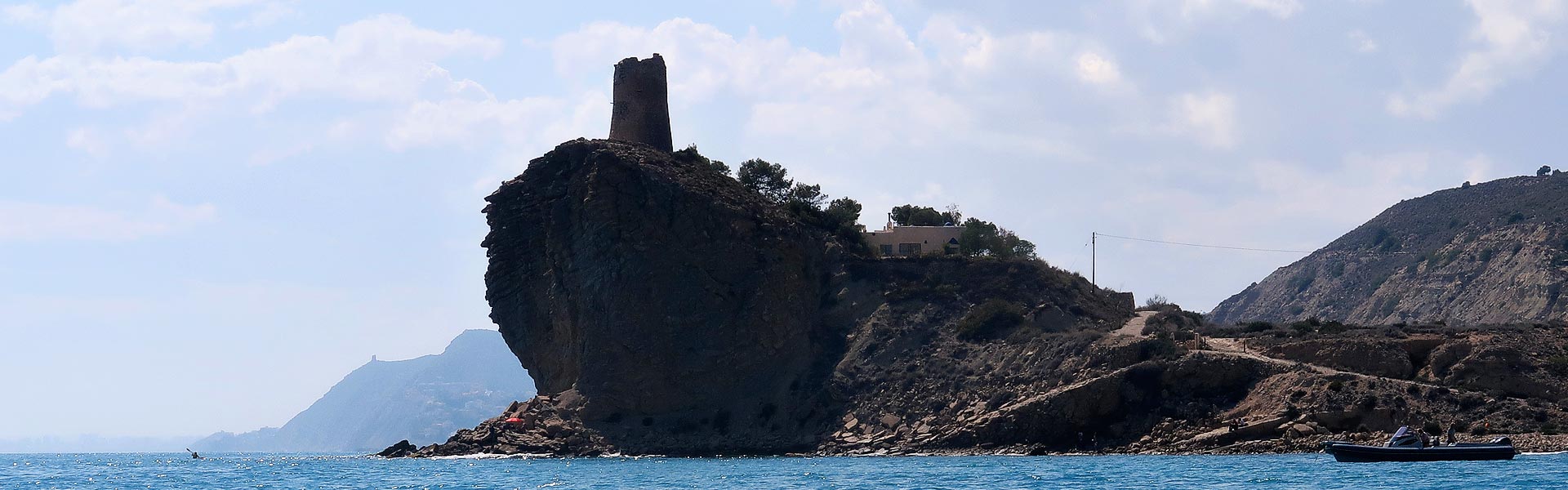 Torre del Xarco en primer plano, detrás la torre del Barranc d'Aigües