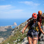 Lorena y Pety avanzan por la cresta. Sierra de Oltá y Peñón de Ifach detrás.