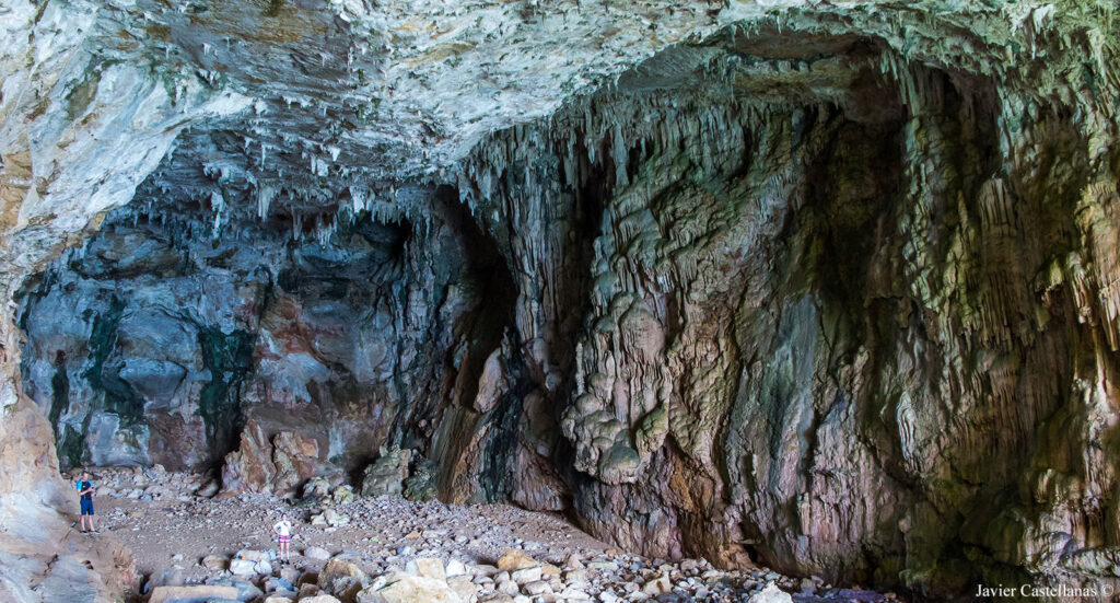Aida y Pels en una de las salas de la cueva de los Órgano