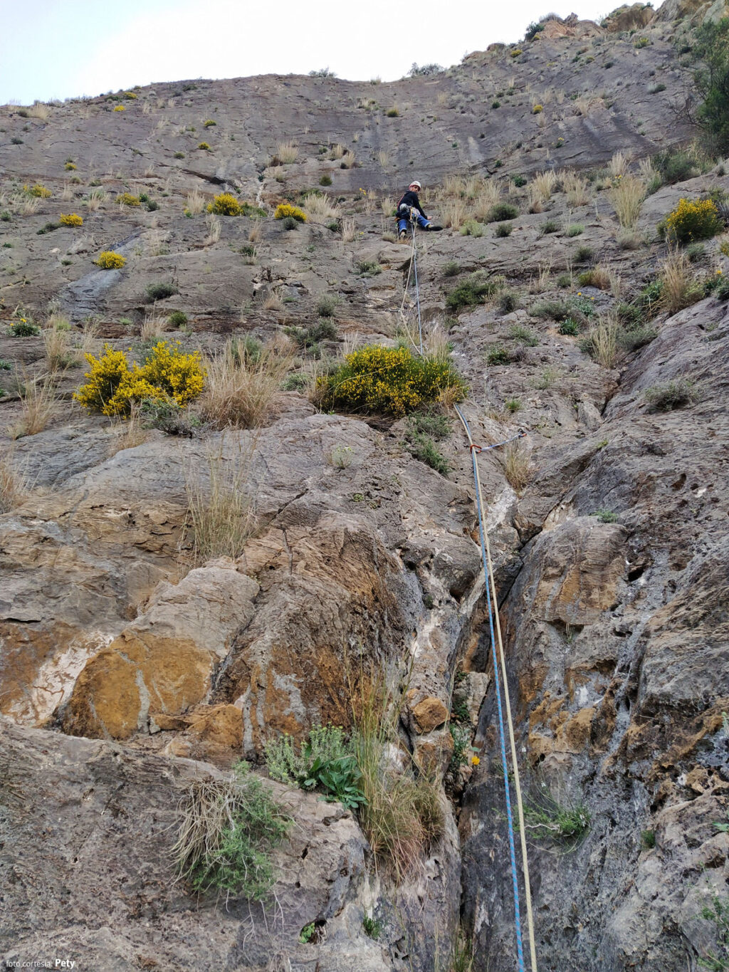 Vía Nuria en la Pared Negra de Orihuela. Sección fácil del tercer largo
