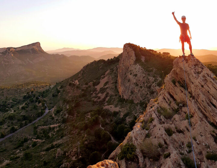 Cresta de la Penya Muntesa, salida de la vía Grito de piedra en Rasos de Catí