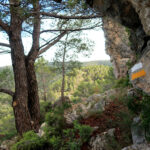 Marcas de la ruta de Pequeño Recorrido PR-CV 232 a su paso por el Montagut