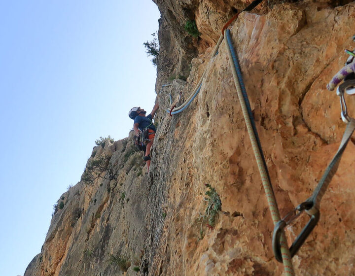 Javi escalando el último largo del Espolón Pyju