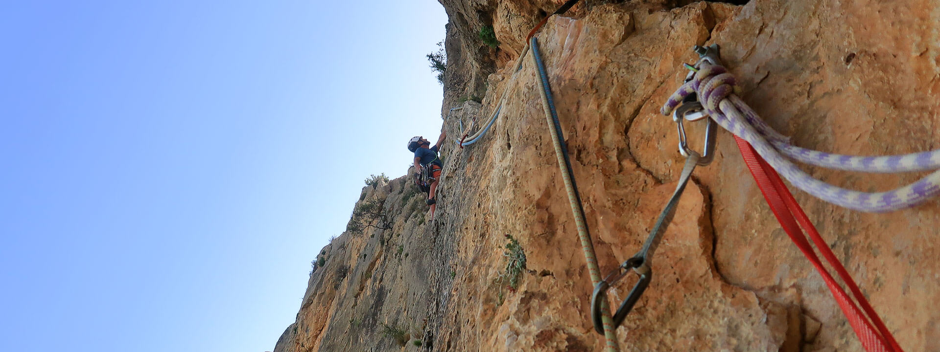 Javi escalando el último largo del Espolón Pyju