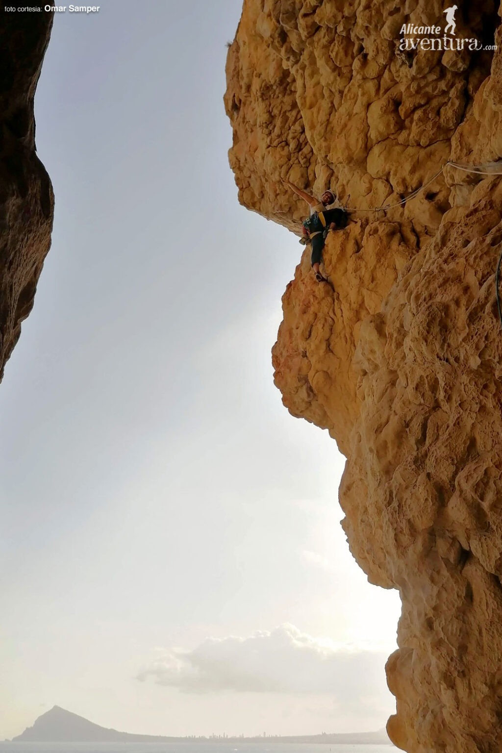 Ana escalando el primer largo. Sierra Helada detrás