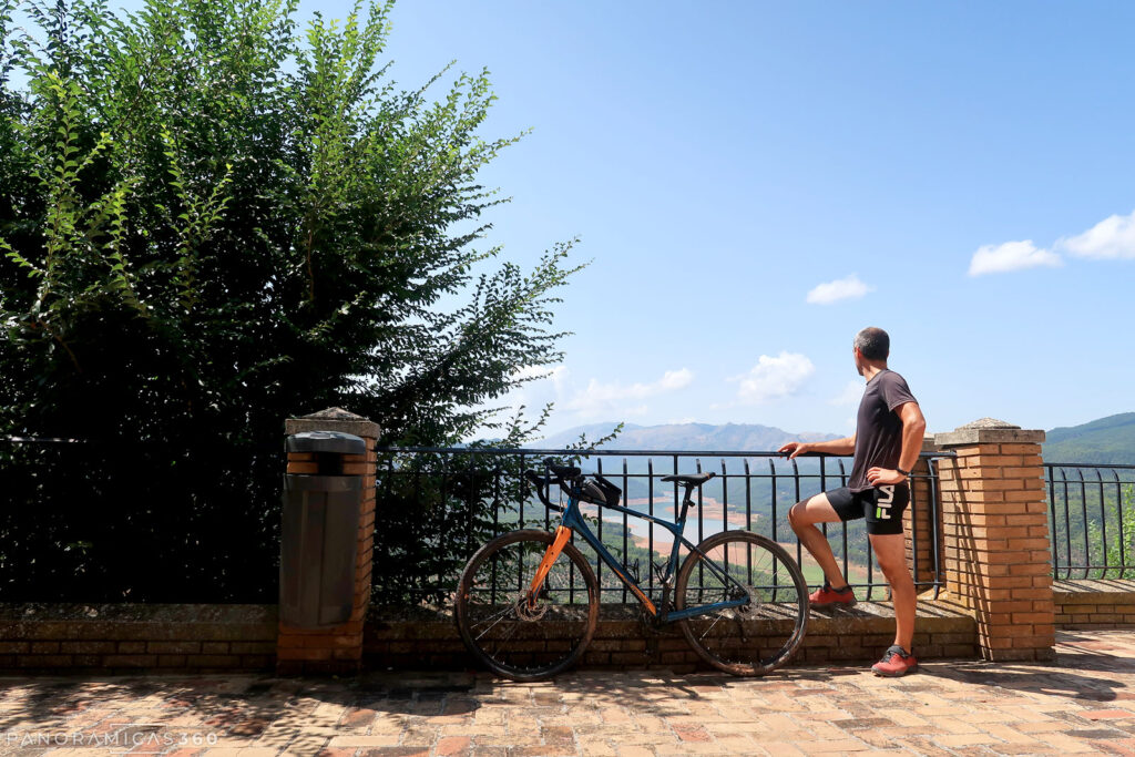 Miradoral embalse del Tranco y la Sierra de las Villas en Hornos de Segura