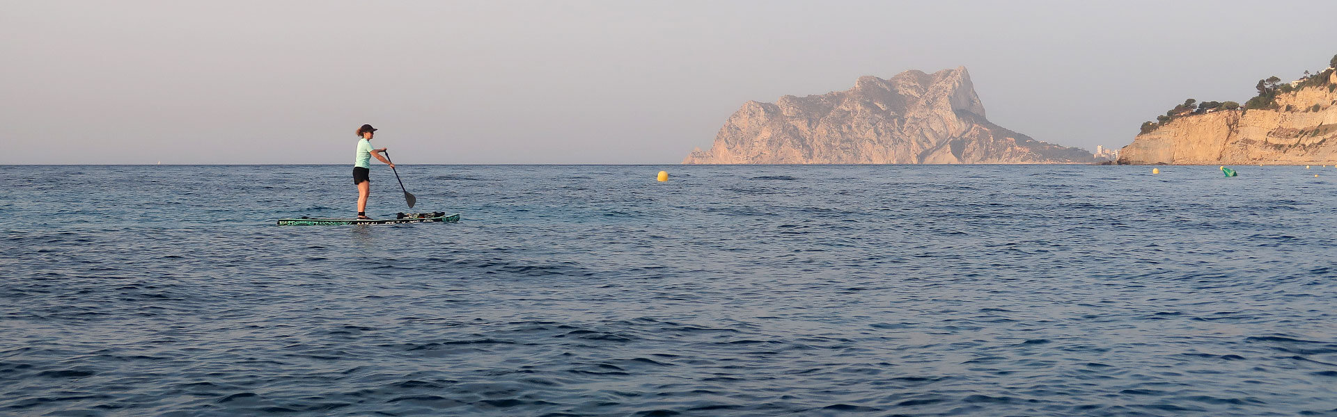 Paddle surf en Moraira con el Peñón de Ifach al fondo