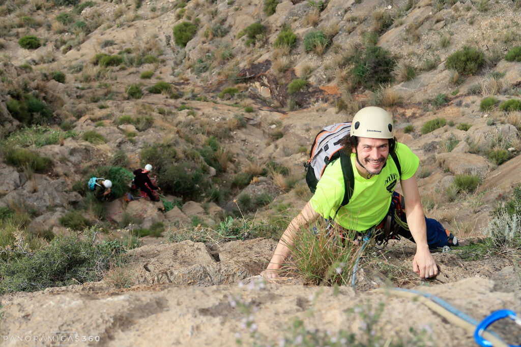 Paco en el primer largo de la vía Código Vertical en la Pared Negra de Orihuela